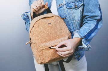 La Historia del Corcho: De la Naturaleza a la Producción de Mochilas